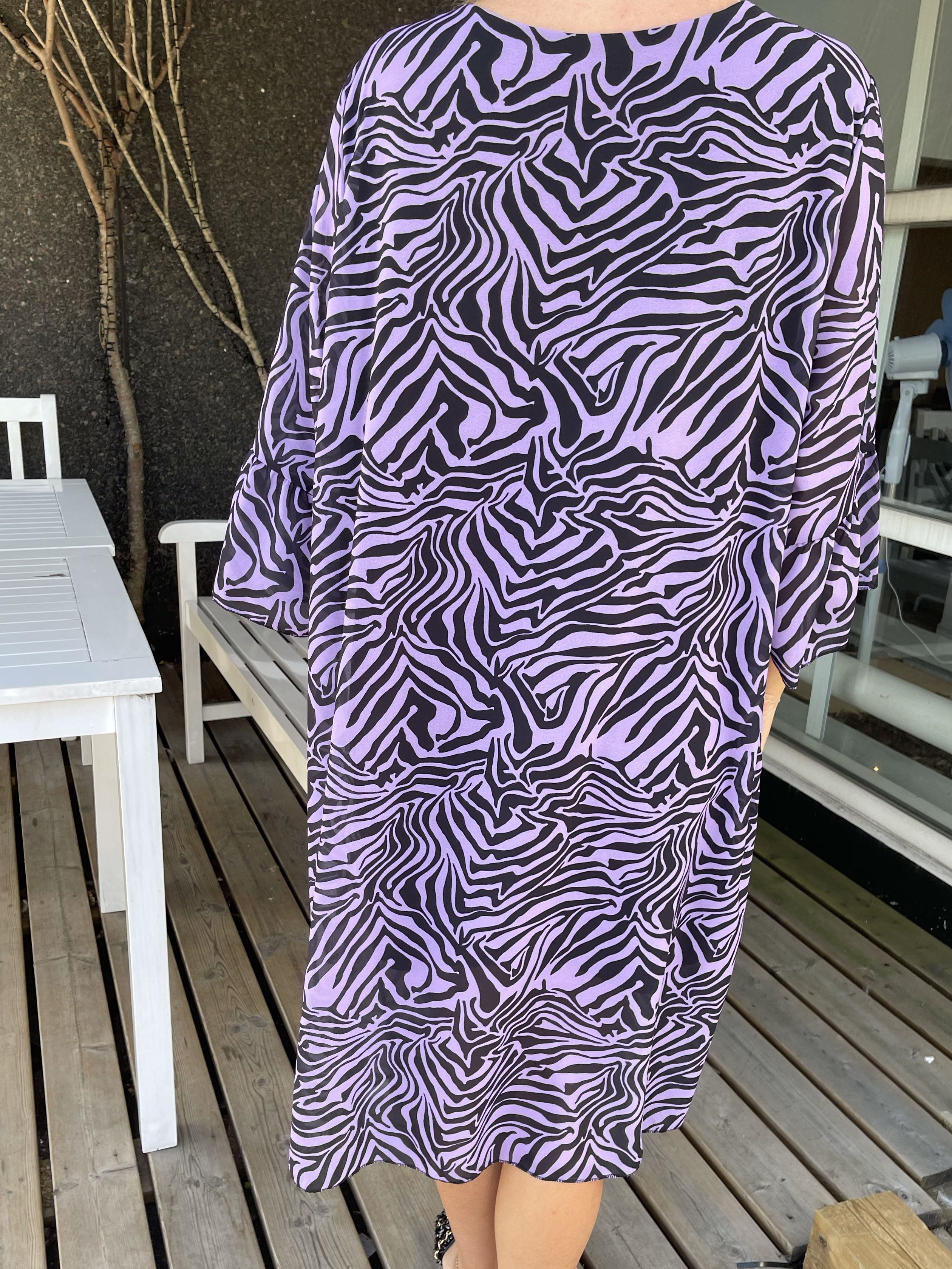 Olive - Klänning med zebramönster - Taupe